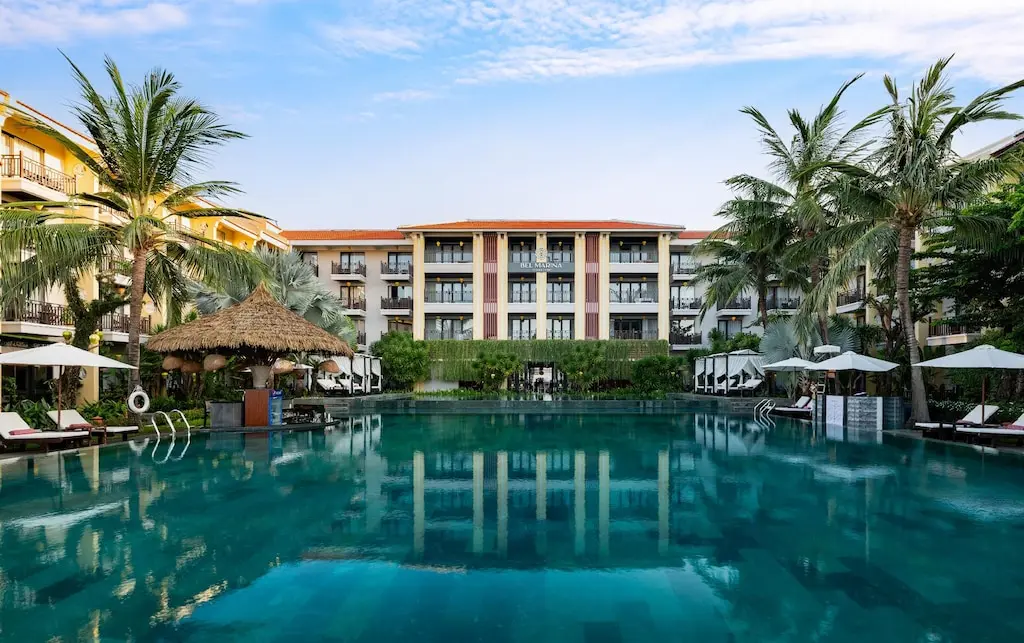 Swimming pool [outdoor]