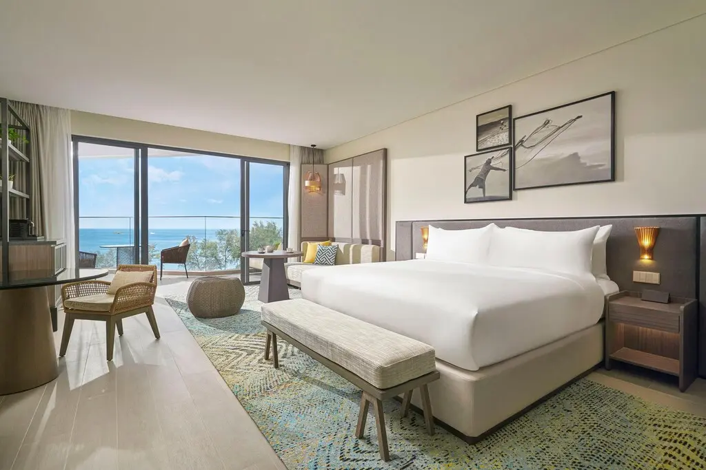 1 King Premium Oceanfront - Guestroom