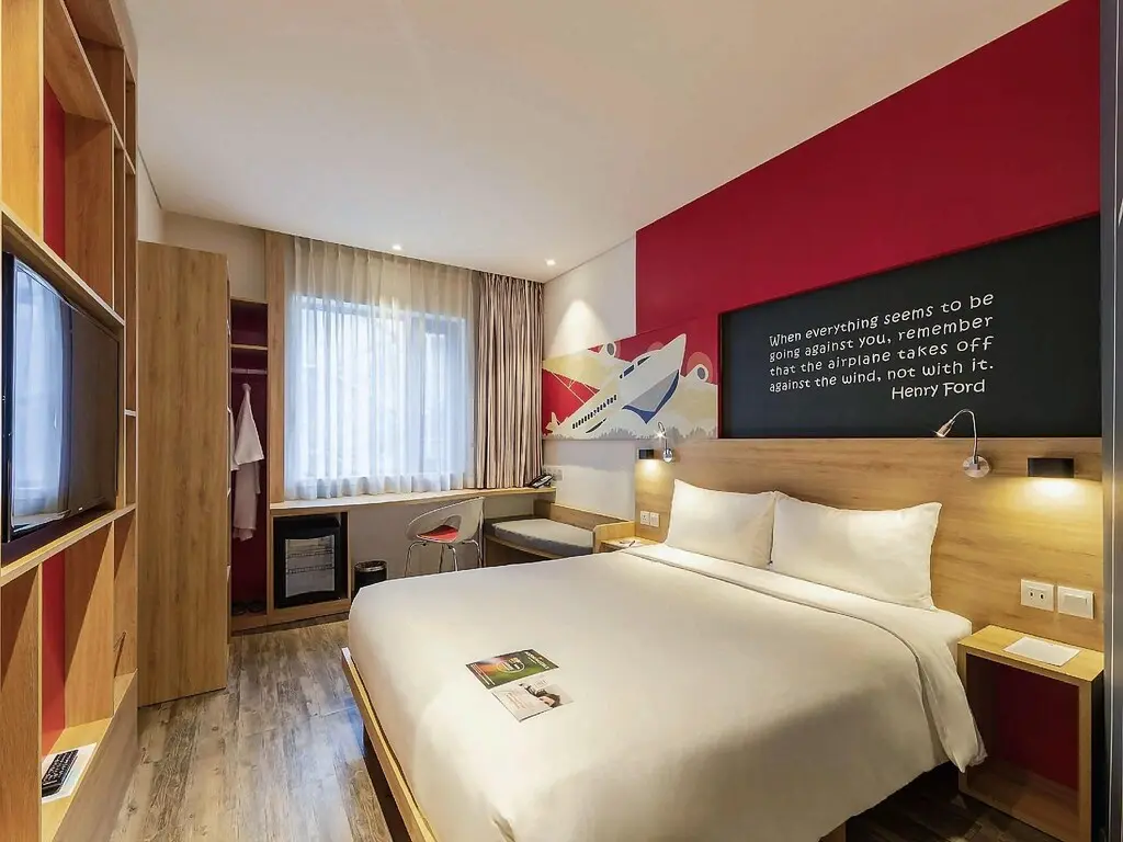 Studio with Queen Bed - Guestroom