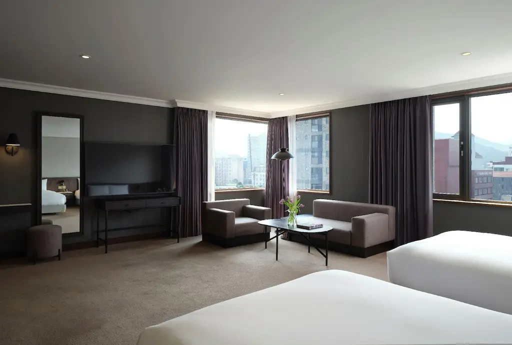 Corner Suite - Bed