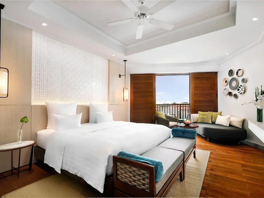 Deluxe Queen Balcony Room - Bed